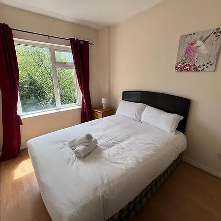 4 Bedroom Duplex On Newcastle Road גלוואיי