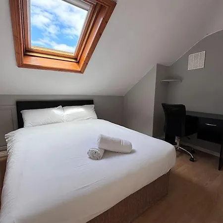 4 Bedroom Duplex On Newcastle Road גלוואיי