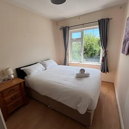 4 Bedroom Duplex On Newcastle Road * גלוואיי